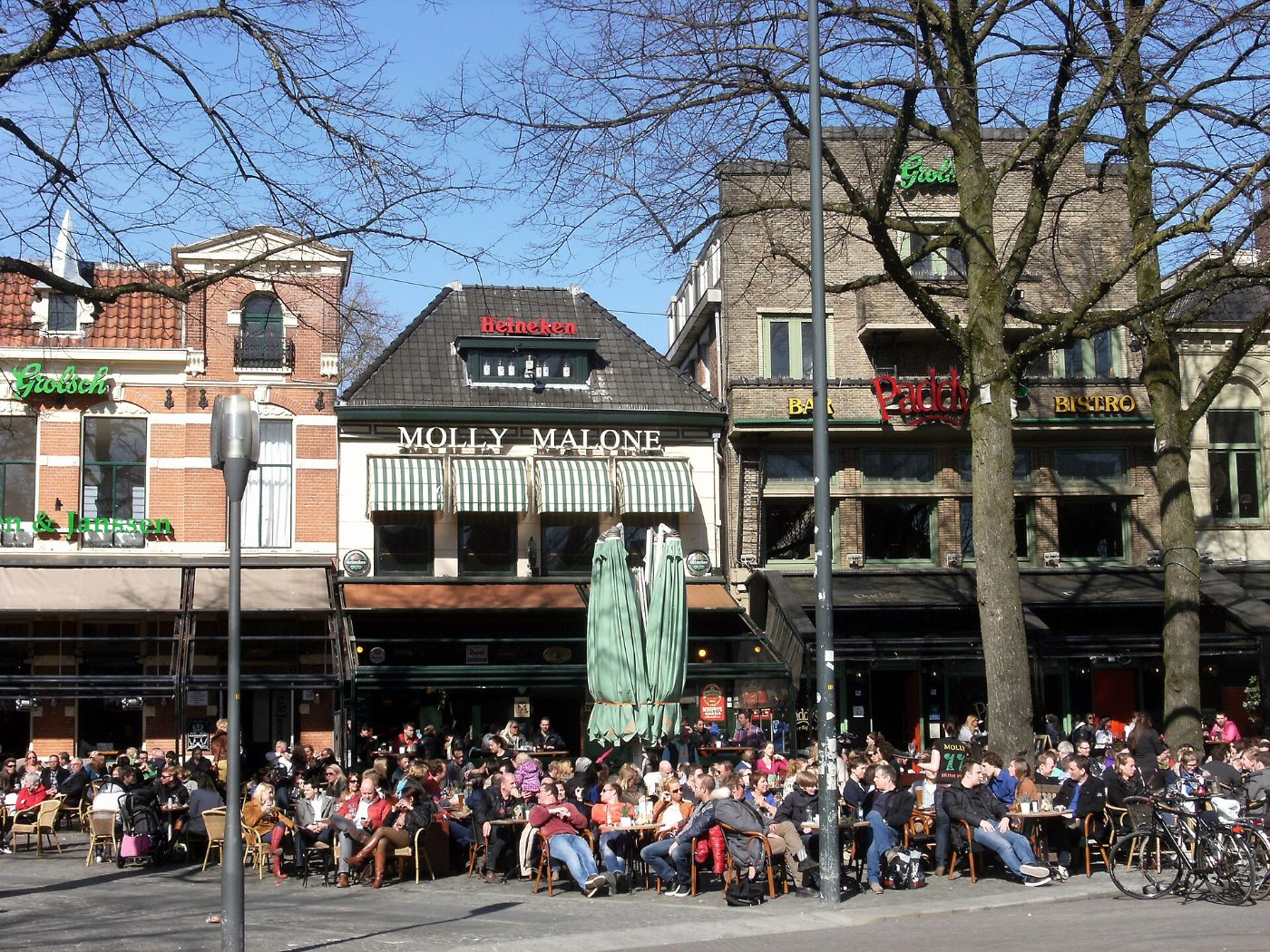 De Vismarkt aan het water in Enschede, met terrassen en de Grote Kerk op de achtergrond